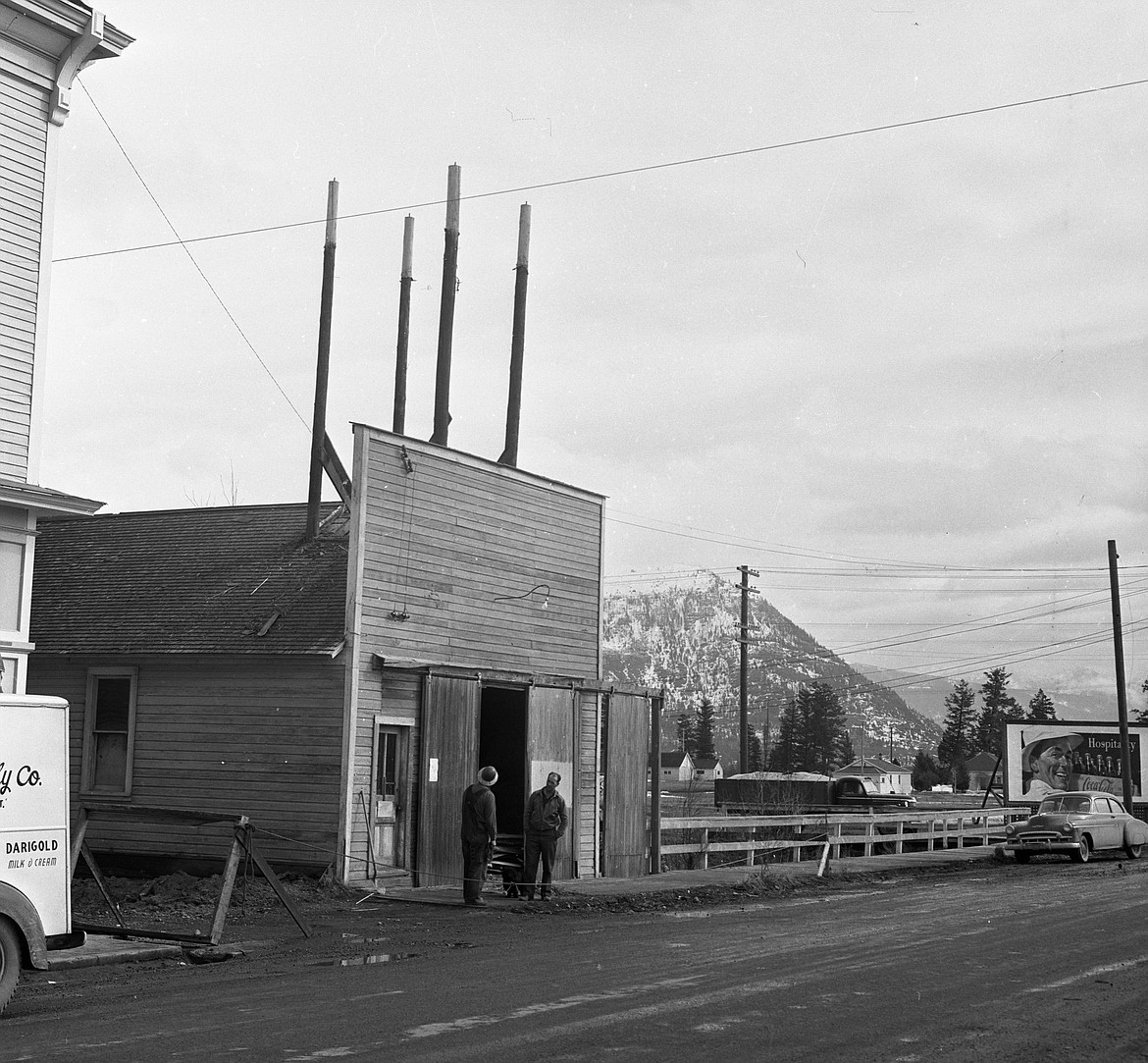 Yesterdays Hungry Horse Dam starts pouring concrete around the clock